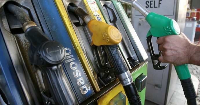 Prezzo carburanti: 30 centesimi in meno fino al 2 Agosto